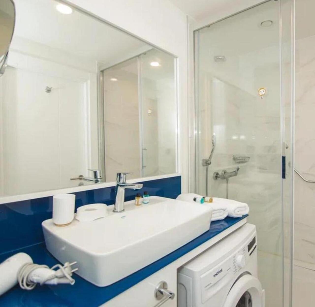 Holiday In Orbi Apartment Batumi Bagian luar foto