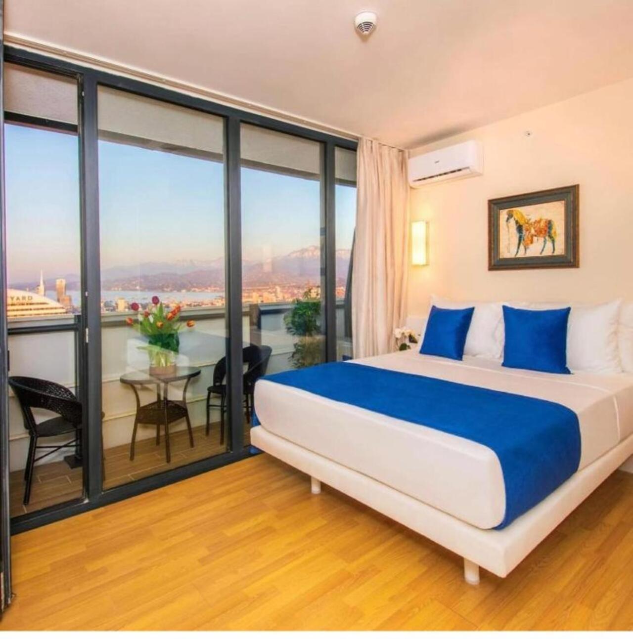 Holiday In Orbi Apartment Batumi Bagian luar foto